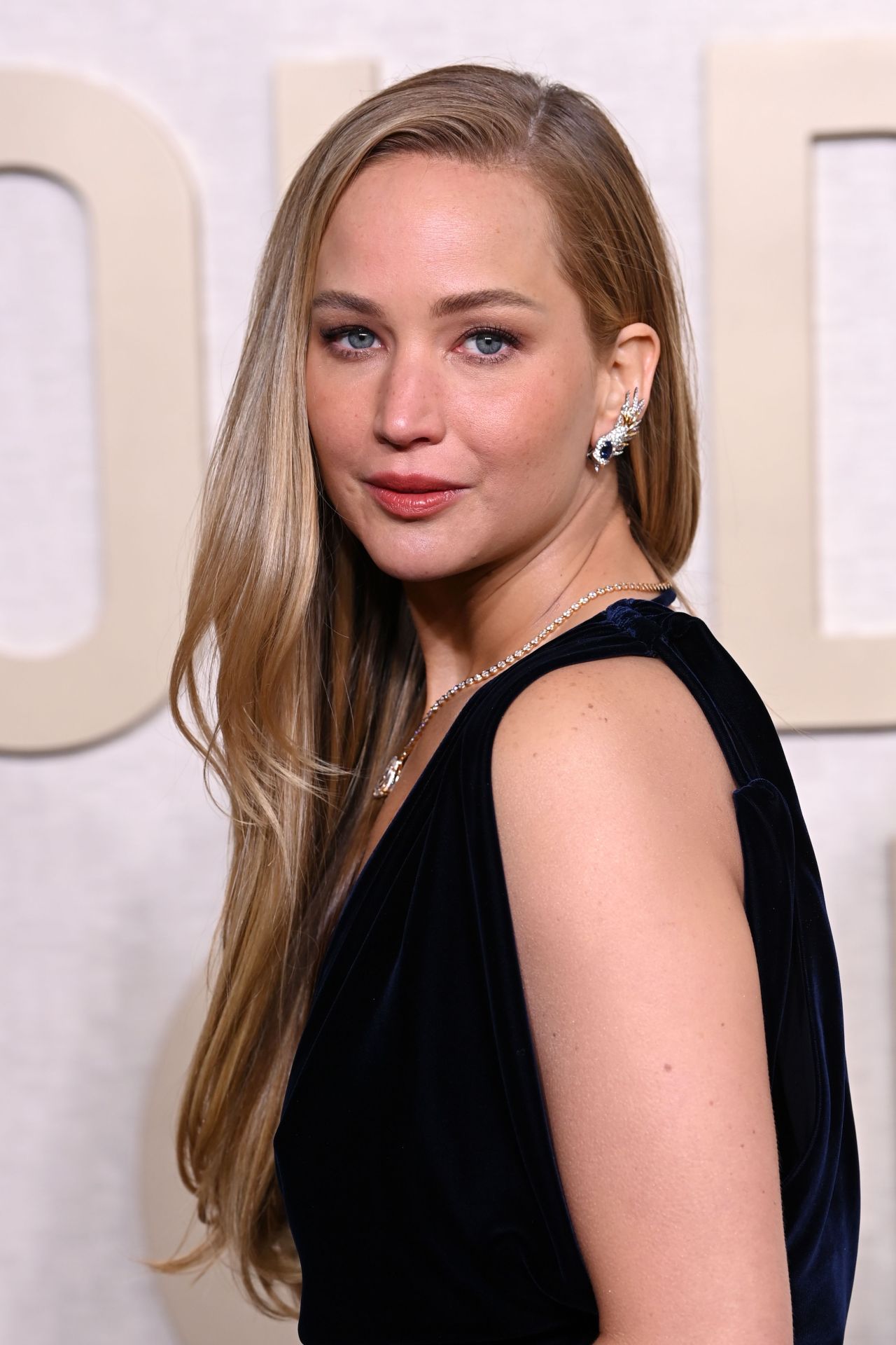 Jennifer Lawrence at Golden Globe Awards 2024 in Beverly Hills02